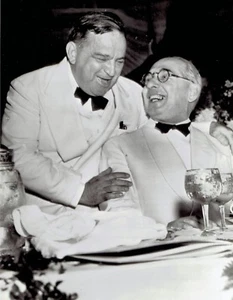 1942 Wire Photo Fiorello La Guardia President Alfonso Pumarejo at dinner in NYC - Picture 1 of 2