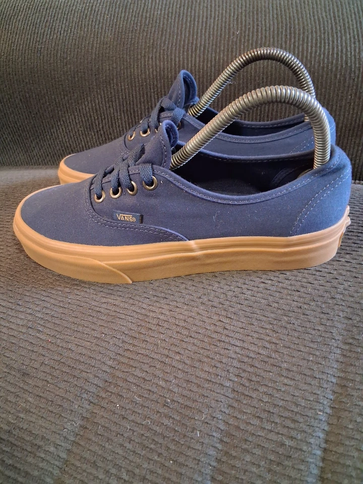 Tênis esportivo Vans Old Skool Yacht Club feminino tamanho 7.5 azul goma - Imagem 1 de 4