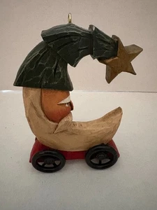 Adorno de Navidad Lori Miller Susurrando Pinos Santa Luna sobre Ruedas 4" Arte Popular - Imagen 1 de 5