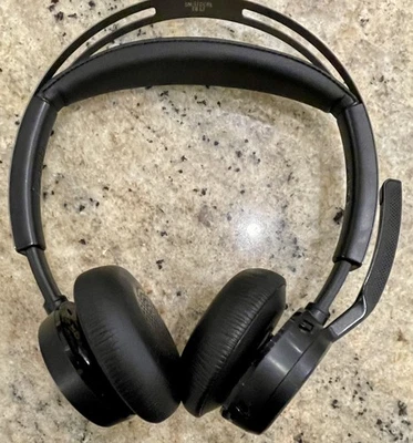 POLY VOYAGER FOCUS 2 BLUETOOTH UC HEADSET - WITH CHARGING STAND EXCELLENT CONDIT - Image 1 of 4