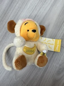 Winnie the Pooh peluche anno della scimmia 2004 Disney Store Giappone nuovo con etichette nuovo con etichette - Foto 1 di 2