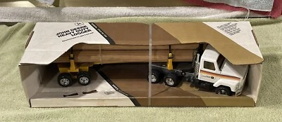 John Deere Heavy Duty Logging Truck 1:25 #3180 NIB Ertl International Steel Wood - Image 1 of 4