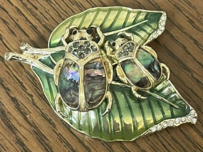 Broche prendedor Napier hojas dobles y insectos escarabajo tono dorado vintage para mujer Foto 1 de 4