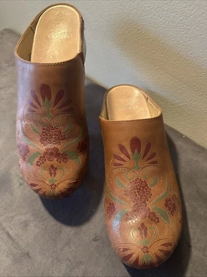 Dansko Women’s Brenda Clogs Mules, Tan Leather, Laser Etched Floral Design Sz 39 - Image 1 of 4