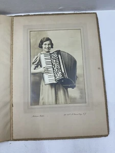 Foto de colección niña tocando acordeón enmarcado fotografía antigua  - Imagen 1 de 7