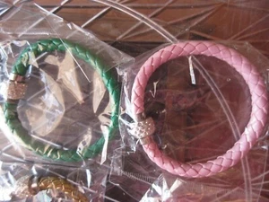 Geflochtenes Lederarmband mit Kristall Magnetverschluss Wählen Sie Ihre Farbe OS - Bild 1 von 5