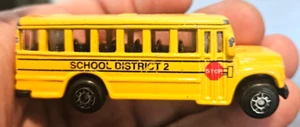 Autobús escolar suelto del Distrito Escolar 2 de Maisto fundido a presión tiene niños imaginarios alrededor - Imagen 1 de 5