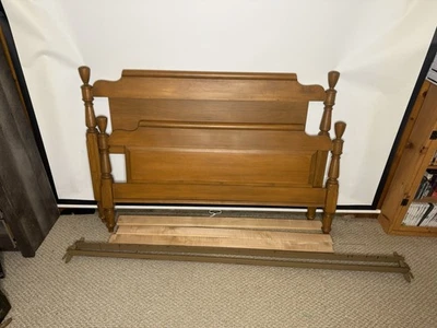 Juego de tabla de pie de cama de tamaño completo con marco de cama de arce sólido vintage de mediados de siglo Foto 1 de 4