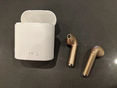 Auriculares inalámbricos dorados con estación de carga Foto 1 de 4