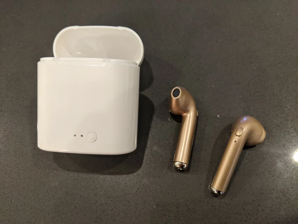 Auriculares inalámbricos dorados con estación de carga Foto 1 de 4