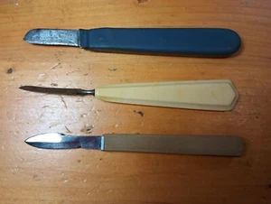LOTTO VINTAGE 3 INTAGLIO LEGNO CUTICOLA SMINUENTE COLTELLO A SCAGLIE GOMMA BACHELITE CELLULOIDE - Foto 1 di 19
