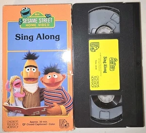 Sesamstraße Heimvideo: SING ALONG (vhs) Big Bird, Bert, Ernie. Sehr guter Zustand Selten. NR - Bild 1 von 2