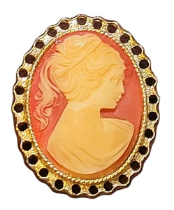 Broche prendedor vintage dorado blanco silueta de dama camafeo en forma ovalada enmarcada años 60 - Imagen 1 de 5