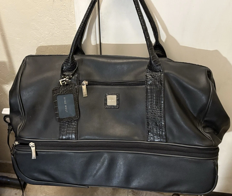 Nine West Weekender с нижней молнией основание для обуви. Ролики с ручкой. Черный - Изображение 1 из 4