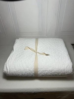 Pottery Barn Teen Sweet Scallop Cotton Blend Coverlet White Twin - Image 1 of 4
