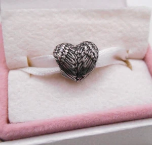 BEAUTIFUL ANGEL WING HEART STAINLESS STEEL SILVER BRACELET CHARM & POUCH! - Picture 1 of 3