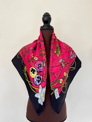 Bufanda negra multicolor rosa intenso estampado Flora infinito logotipo envolvente de seda Gucci Foto 1 de 4