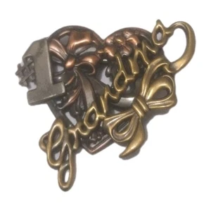 Broche prendedor vintage K&T #1 arte corazón lazo. Metales mixtos bohemios - Imagen 1 de 4