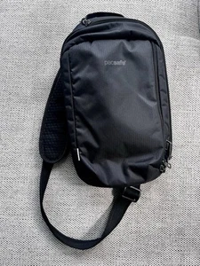 Paquete de eslinga antirrobo Pacsafe Vibe 325 negra - Imagen 1 de 9