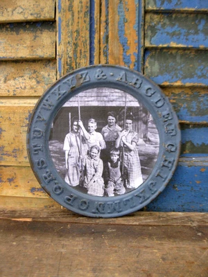 Antiguo plato de alfabeto ABC de lata pintura de leche azul impresión de foto antigua columpio Foto 1 de 4