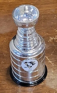 Labatt Blue Mini Stanley Cup Pittsburgh Penguins 2010 Logo - Picture 1 of 1
