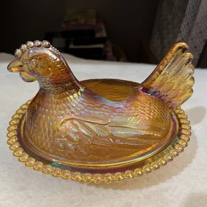 De colección. Plato de caramelo de pollo/gallina de vidrio de carnaval ámbar iridiscente - Imagen 1 de 9