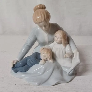 Figura Coleccionable De Colección Avon A Mother's Touch 1984 Día de la Madre Porcelana 5.5"H - Imagen 1 de 5