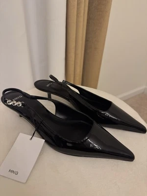 ¡NUEVO! Tacones MNG MANGO charol negro tacón de gatito punta puntiaguda talla 7 Foto 1 de 4