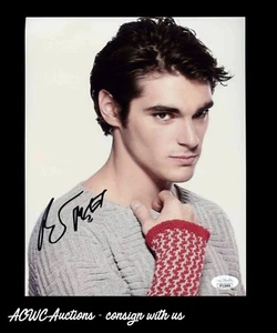 Autographed 8x10 Photo - RJ Mitte - Breaking Bad (Walter White Jr.) - JSA Cert. - Picture 1 of 2