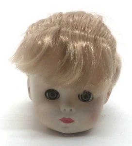 CABEZA DE MUÑECA DE PLÁSTICO DE COLECCIÓN CABELLO RUBIO FLEQUILLO OJOS AZULES SOÑOLIENTOS MARCADOS K5 - Imagen 1 de 5