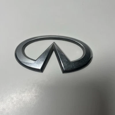 Emblema trasero Infiniti i30 1996-1999 usado 84890-40u00 OEM Foto 1 de 3