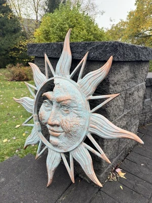 "Gran placa de pared solar de media cara 34"" escultura de aluminio acabado Verdigris" Foto 1 de 4