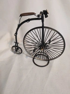 Bicicleta de rueda alta 8” x 8” marrón metal envejecido Foto 1 de 2