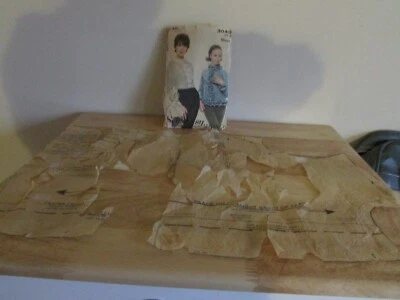 Advance 3040  Sz 10 Misses' Sew-easy Blouse and Detachable Jabot Pattern - Image 1 of 2