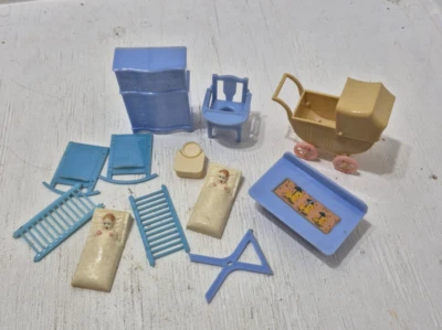 Lote de muebles vintage para casa de muñecas Renwal habitación de bebé cochecito cuna silla infantil Foto 1 de 3