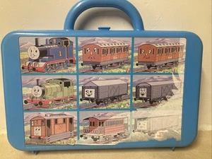 Thomas die Panzerlok, Tragetasche mit 8 Zügen (einer fehlt) + Schaffner - Bild 1 von 24