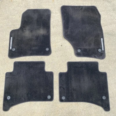 JUEGO DE ALFOMBRILLAS ALFOMBRILLAS ORIGINALES DE FÁBRICA DE EQUIPOS ORIGINALES PORSCHE CAYENNE 2007-2010 LOGOTIPO DE 4 PIEZAS RARAS Foto 1 de 4