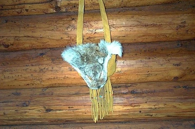 POLVO NEGRO, CEPILLO LOBO, CARA DE COYOTE, CUERO POSIBLE BOLSO Foto 1 de 4