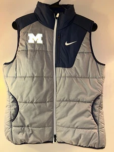 Nike Michigan Woverines Chaleco Mujer Medio Puffer Aislado Gris Azul Marino UofM - Imagen 1 de 7