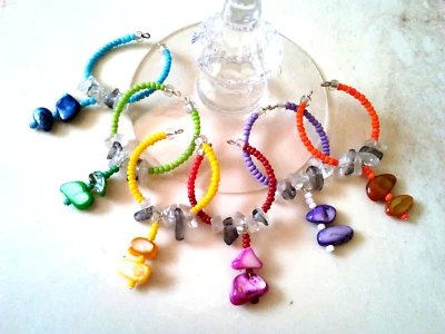 Dijes de copa de vino concha multicolor hechos a mano (juego de 6) Foto 1 de 4