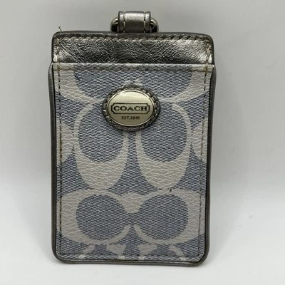 Portatarjetas de identificación COACH azul y plateado | Etiqueta de equipaje de lona exclusiva ¡EXCELENTE ESTADO USADO! Foto 1 de 4