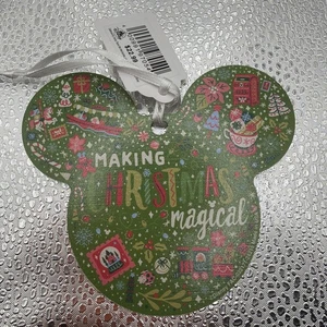 Disney Parks Mickey Ikone macht Weihnachten magisch - Bild 1 von 2