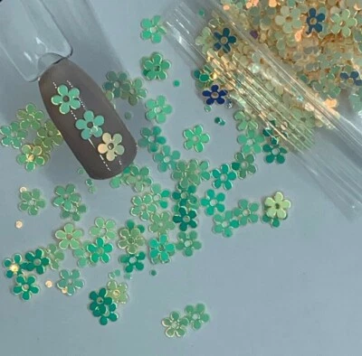 Glitter flor margarida verde bege iridescente | 1 TSP | Gel nail art e acrílico - Imagem 1 de 4