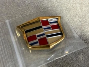 2005-2011 Cadillac STS 3rd Brake Light Crest GOLD NEW OLD STOCK! - Foto 1 di 5