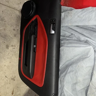 Отделочная панель передней двери Ford 2005-2006 Mustang RH черная красная с незначительным дефектом - Изображение 1 из 4