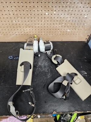 Conjunto de retrator pré-tensor Infiniti 07-13 G35 G37 Sedan cinto de segurança dianteiro preto - Imagem 1 de 4