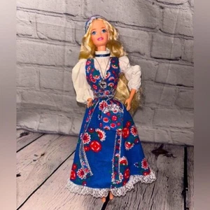 Muñeca Barbie noruega 1995 muñecas del mundo 14450 edición coleccionista Mattel - Imagen 1 de 4