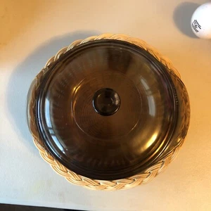 Vintage Pyrex Amber Casserole Dish With Lid And Serving Basket 023 1.5 L - Picture 1 of 6