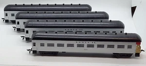 HO Gauge Santa Fe, 4 passeggeri auto, 3 sono Macao, 1 è PlayArt, tutti e 4 sono in ex - Foto 1 di 24