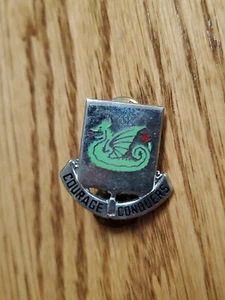 37o Regimiento de Armadura Militar de los Estados Unidos Pin DUI - Courage Conquers ho - Imagen 1 de 2